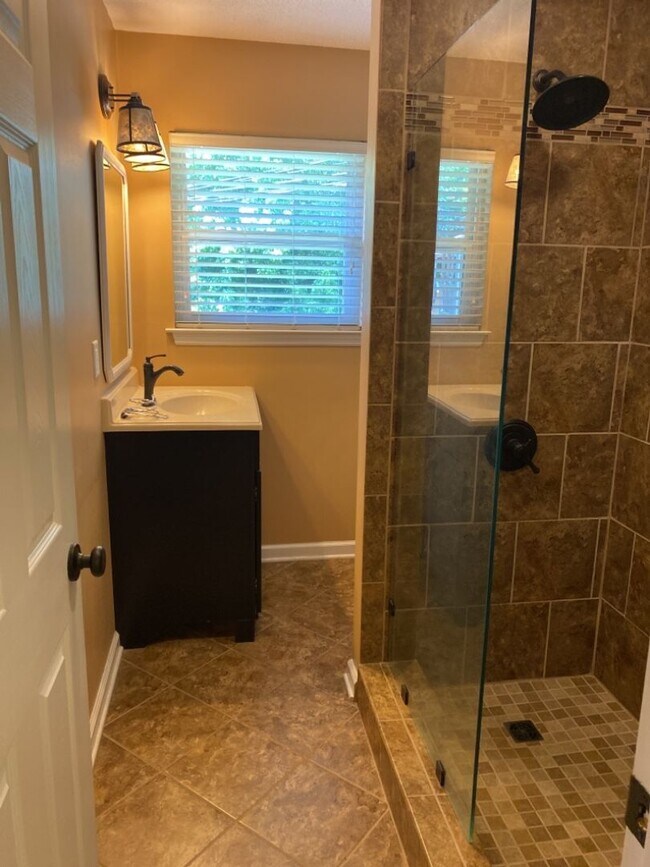 Building Photo - $350 Off First Month! Great 1 bedroom 1 ba...