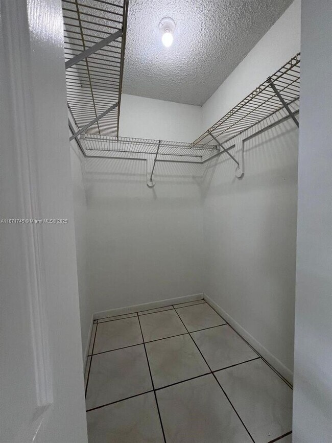 Building Photo - 526 NW 99th Ct