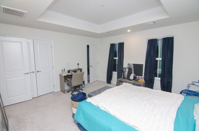 Building Photo - Beautiful home in quiet neighborhood