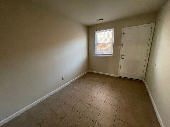 Building Photo - 2 BED 1 BATH 1ST FLOOR APARTMENT