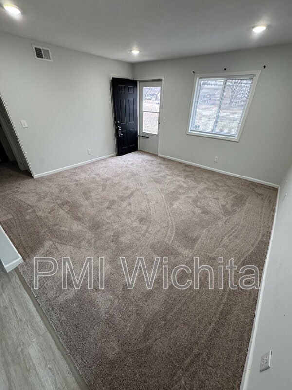 Building Photo - 422 W Mahoney Dr