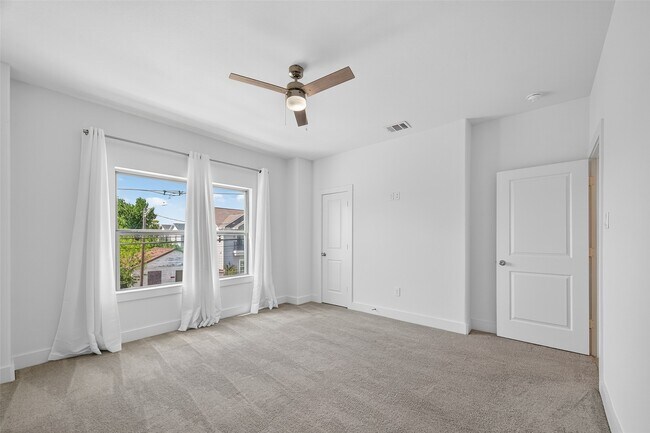 Building Photo - 1806 Schweikhardt St