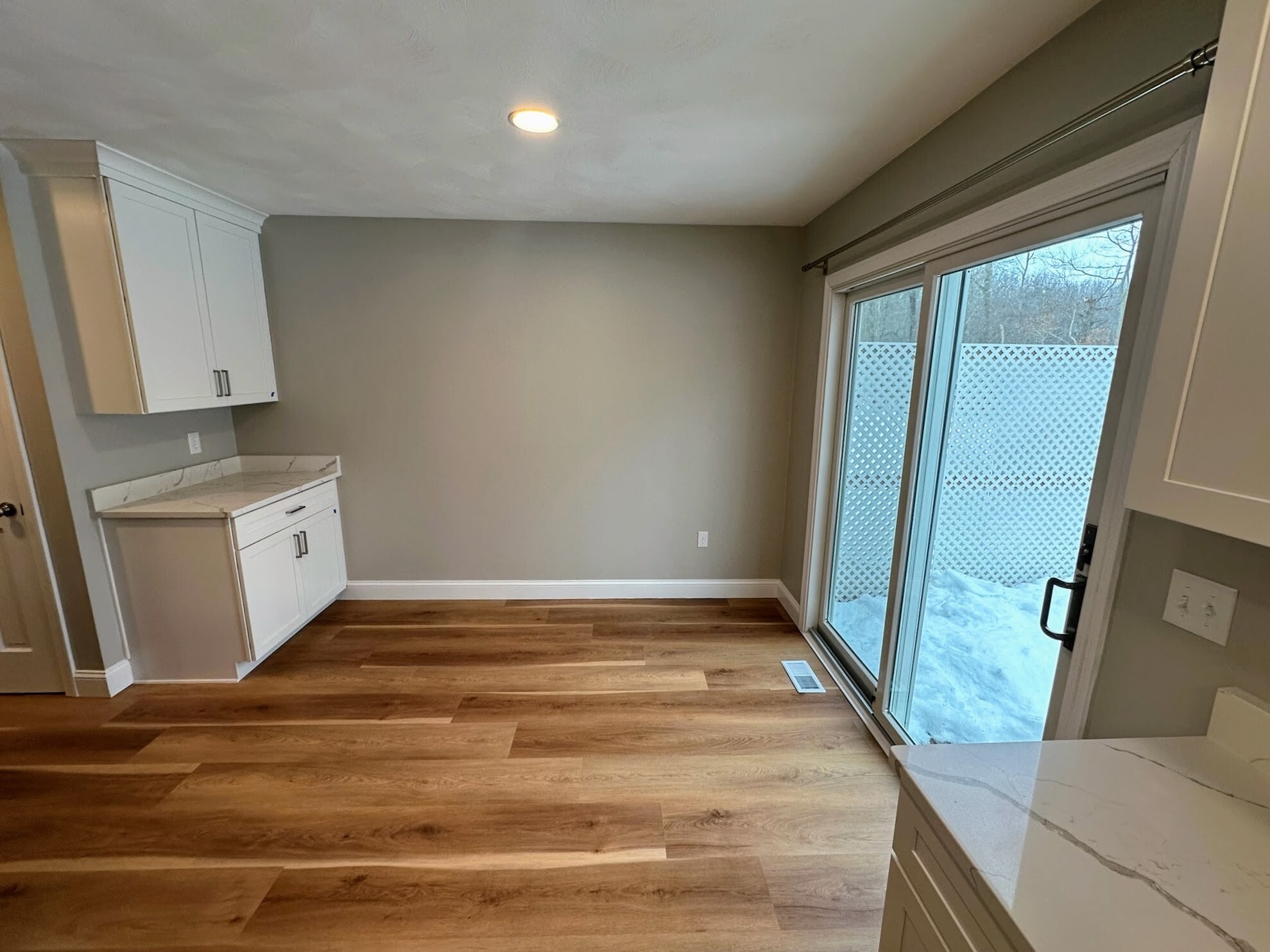 Dining area with bar - 489 Boston Neck Rd