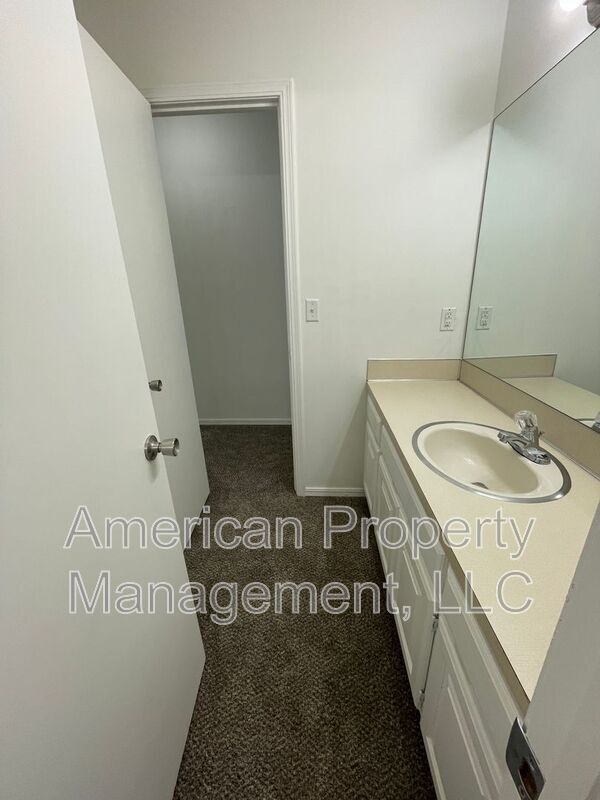 Building Photo - 1704 W 62nd St S