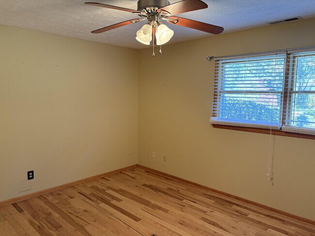 Building Photo - Great Family Home for Rent in Henderson County!