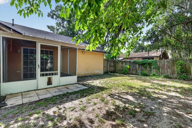 Building Photo - 2/2 Duplex in Umatilla w/ Private Fenced Yard & Dual Screened Patios!