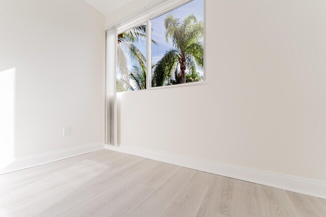 Building Photo - 302 NE 36th St