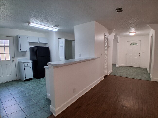 Building Photo - 1744 W 28th St