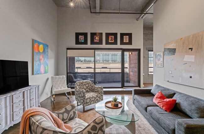 Building Photo - Fully Furnished 2 Bed / 2 Bath Modern Apartment Near Union Station! $2695.00!