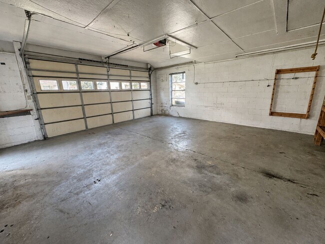 Building Photo - 2-Bedroom Burlington Home with Finished Basement, Backyard and Garage