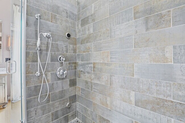 Building Photo - 550 E Town St