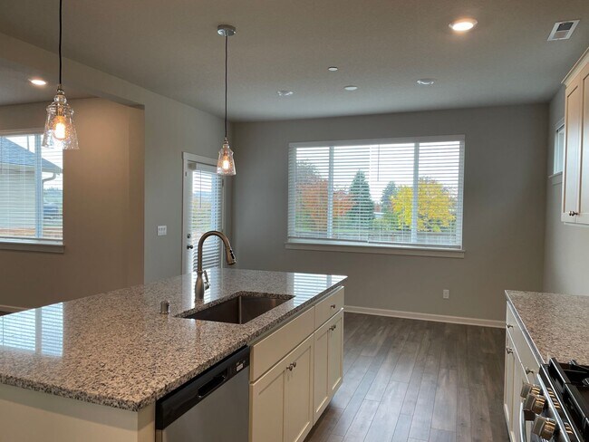 Building Photo - Lovely 4 Bed 2.5 Bath Home! Located near t...