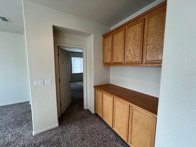 Building Photo - Large Two Story Crossroads Home!