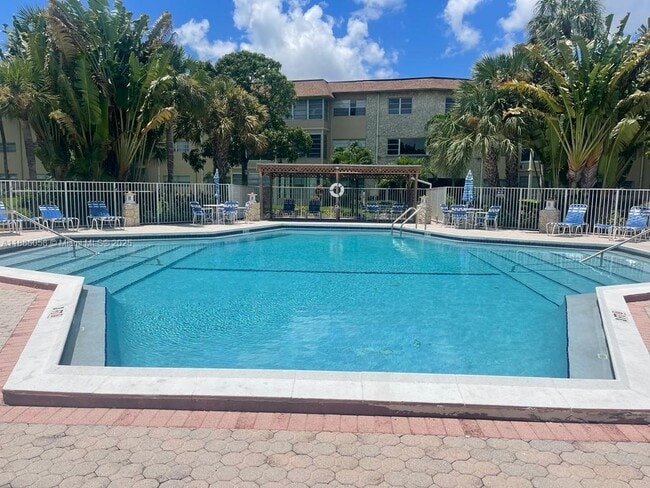 Building Photo - 5051 W Oakland Park Blvd