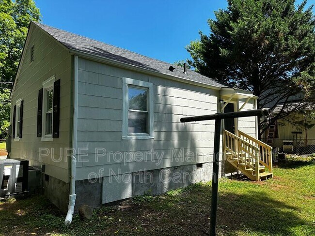 Building Photo - 603 Robbins St