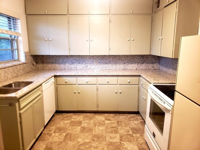 Building Photo - 2-Bedroom Duplex in Lakewood!