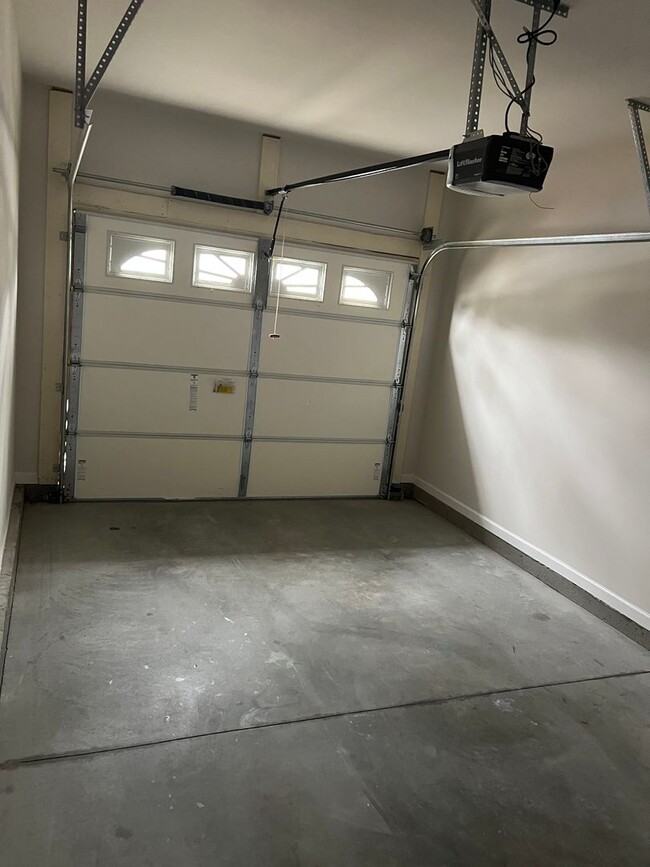 Building Photo - 3/2 Condo in Gated Community near Downtown...