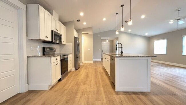 Building Photo - Open floor plan pool home