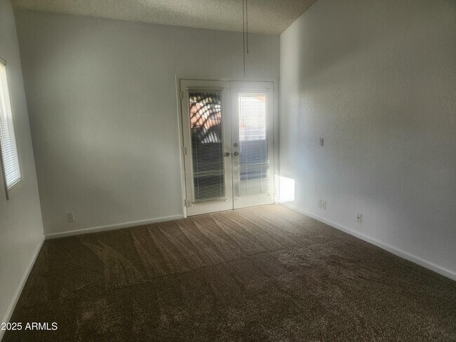 Building Photo - 1820 E Morten Ave