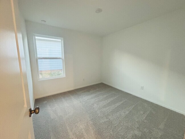 Building Photo - 25425 Carnation Ct