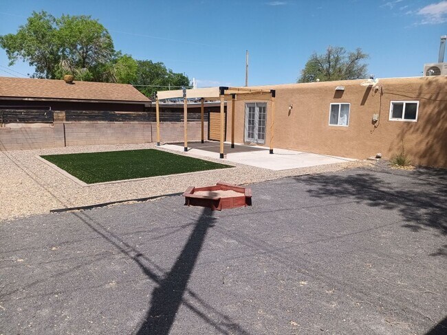 Building Photo - 3 Bedroom, 1 Bathroom Home! Schedule a Showing Soon!