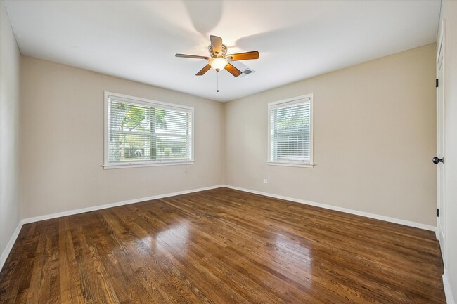 Building Photo - 9813 Pine Lake Dr