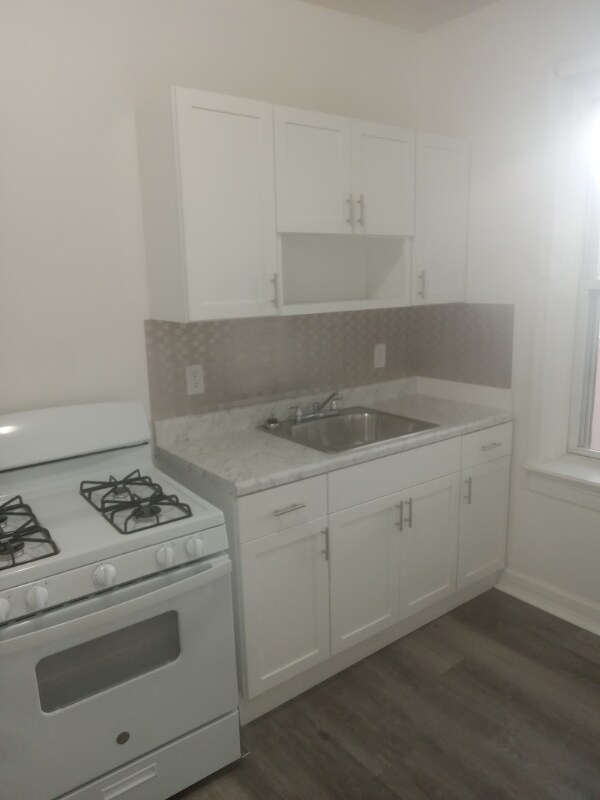 Building Photo - 526 S 14th St
