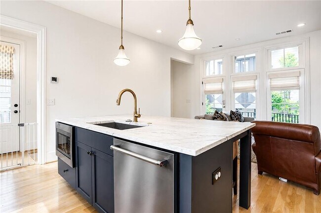 Building Photo - 683 Arcos Way SE