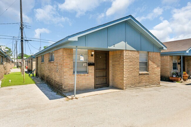 Building Photo - 5722 Pickfair St