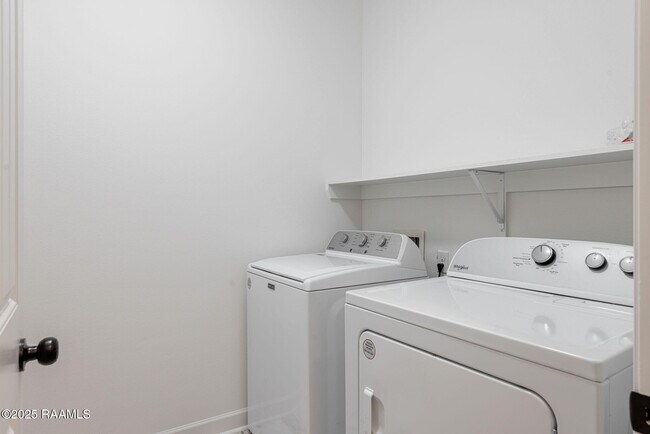 Building Photo - 326 Forest Grove Dr