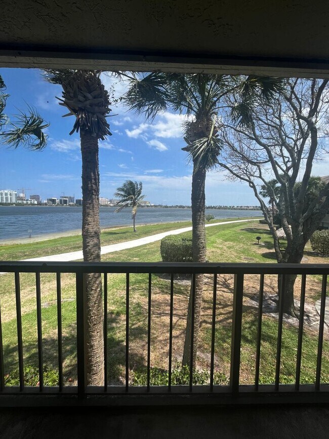 Building Photo - ONE BEDROOM ONE BATHROOM!! With LAKEVIEW!