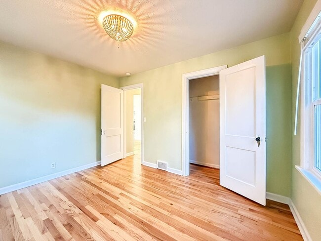 Building Photo - Beautiful Home in Convenient Northgate Location