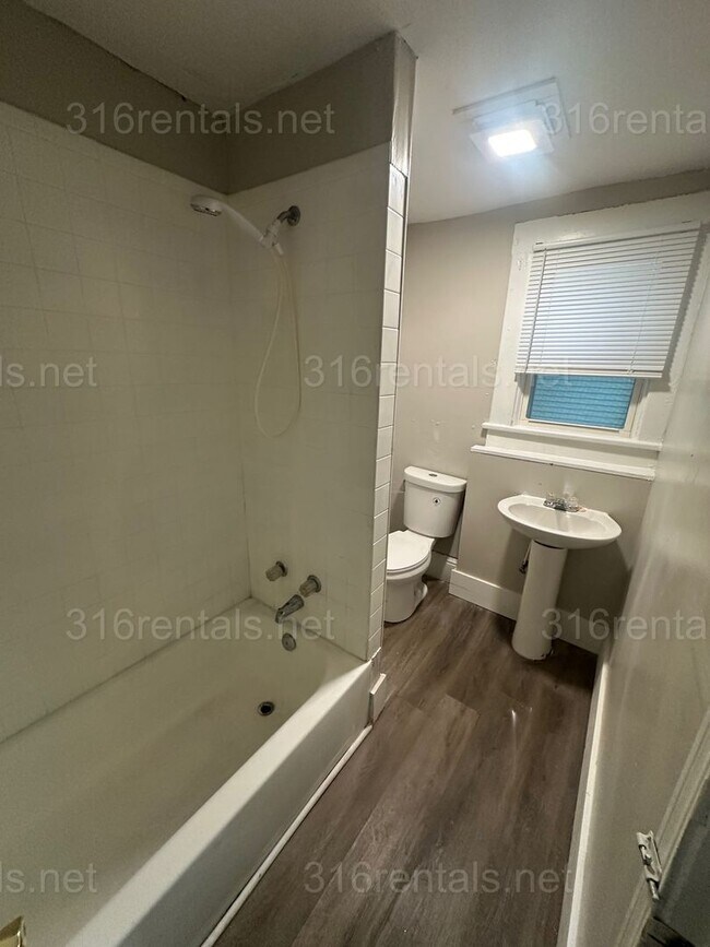Building Photo - $1250 - 4 bed 2 bath - Multi Family Home