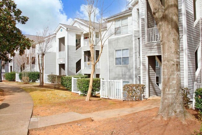 Building Photo - Two Bedroom Apartment