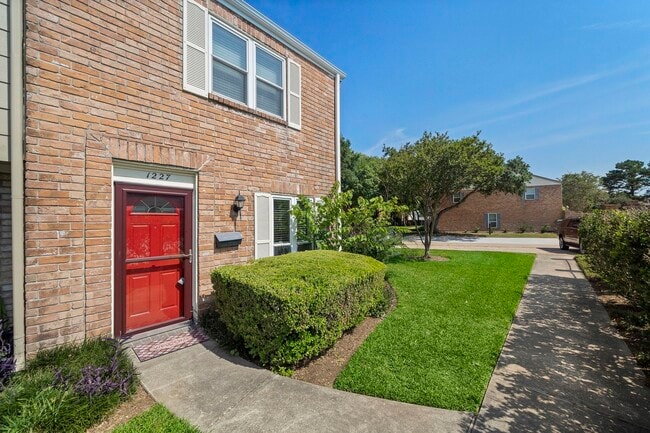Building Photo - 1227 Country Pl Dr
