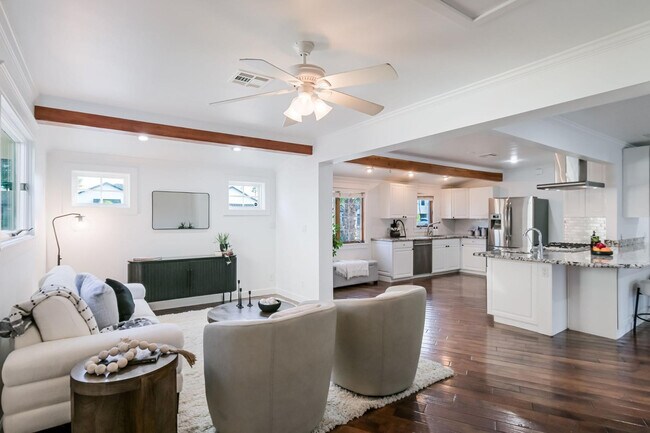 Building Photo - 5328 E Pinchot Ave