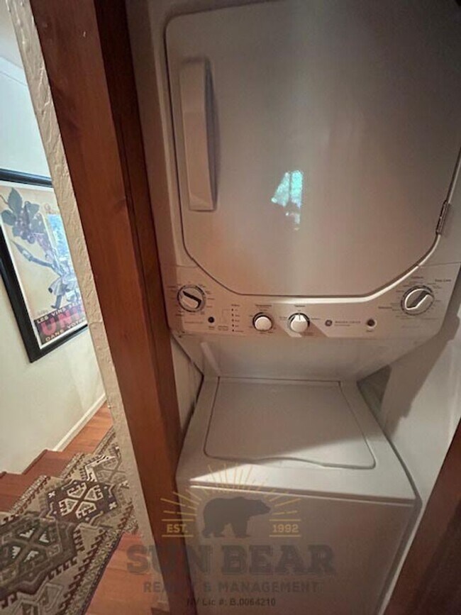 Building Photo - Adorable 2 Bedroom - 1 Dog Friendly upon approval!!! - Just Reduced!