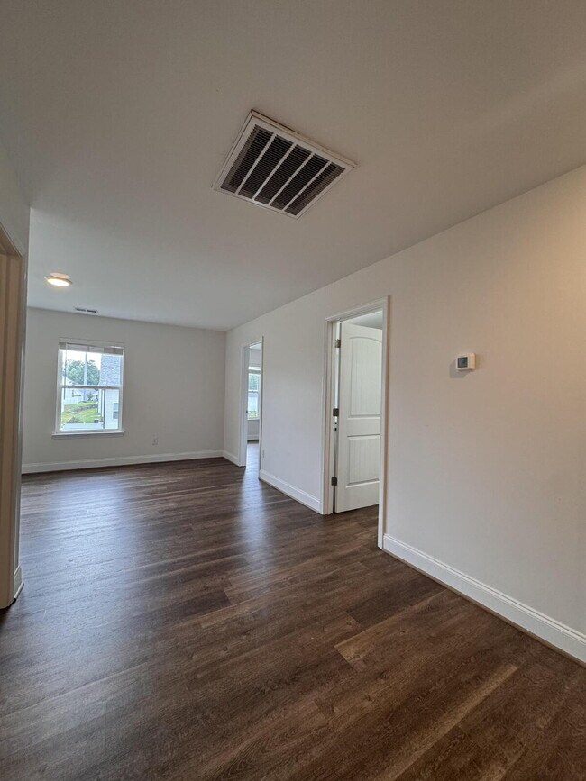 Building Photo - Beautiful 5-Bed, 3-Bath Home in Travelers ...