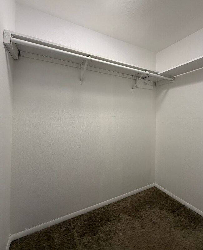 Building Photo - 1 Bed / 1 Bath Bellevue condo $1,795/month