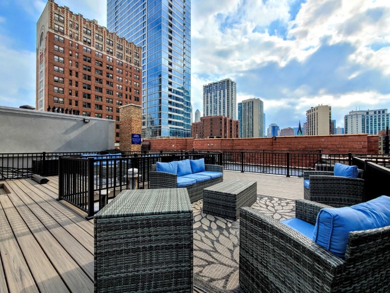 Building Photo - 1214 N La Salle Dr