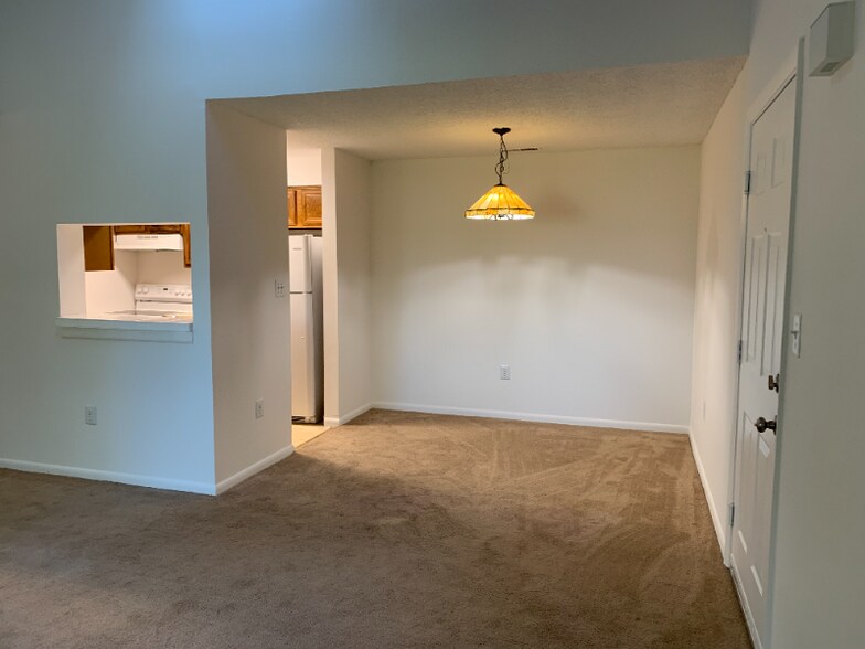 Building Photo - 1700 Ravens Crest Dr