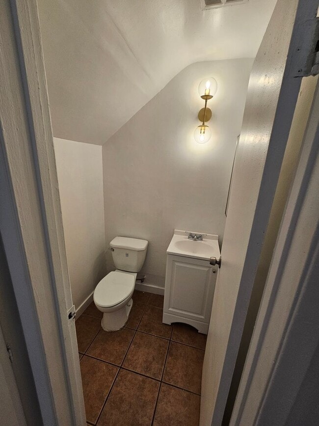 Building Photo - 2333 Birkdale St