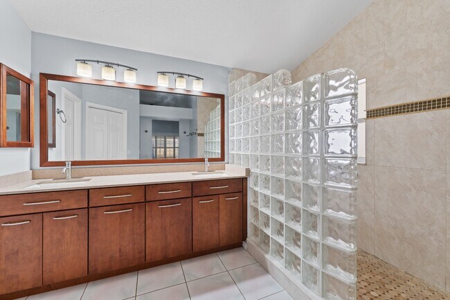 Building Photo - Absolutely stunning executive (LARGE) 3 BR / 2 BA / 2 Car Garage home in the highly sought after ...