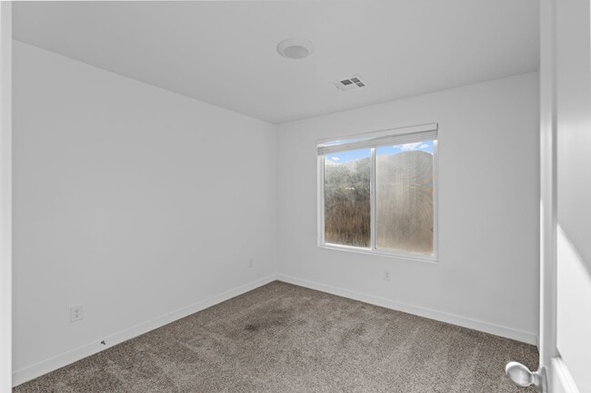 Building Photo - Comfortable and Spacious 4-Bedroom Townhom...