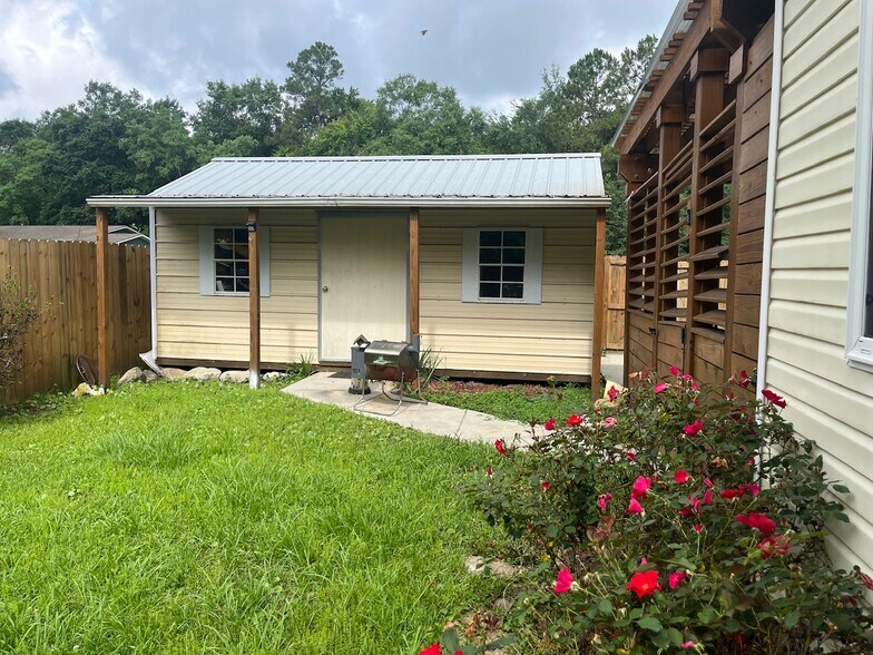 Building Photo - 15457 Woody Dr