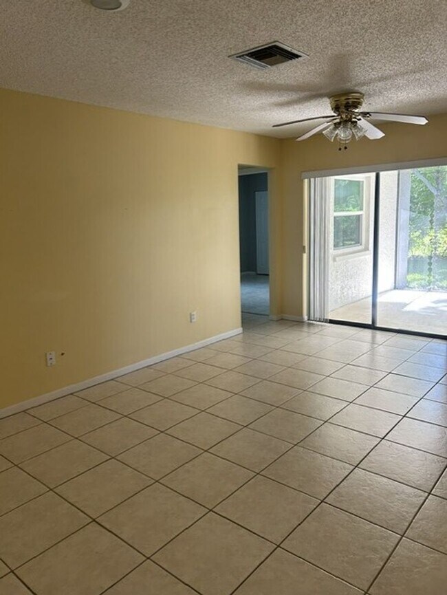Building Photo - 3/2 available now! Welcome home!