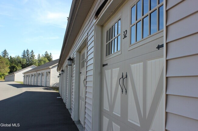 Building Photo - 48 Bavarian Wy