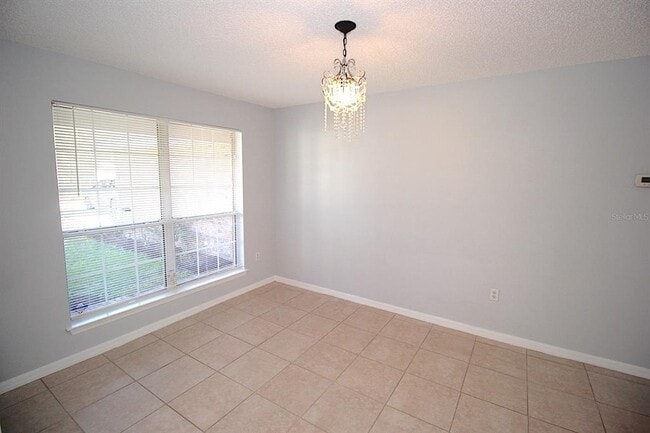 Building Photo - 12 Round Table Ln