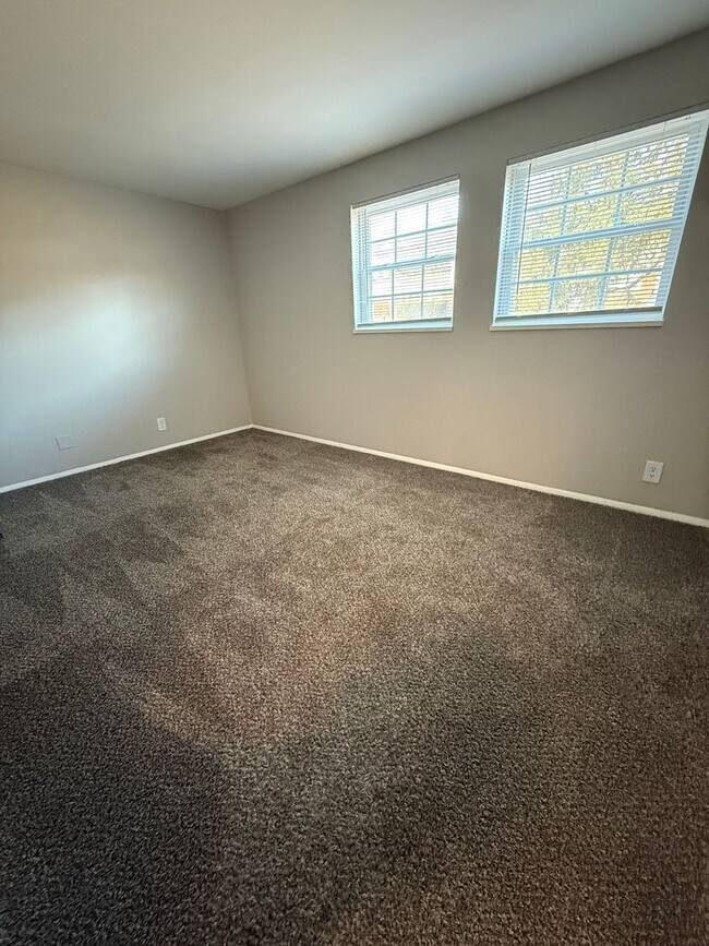 Building Photo - Spacious 2-Bedroom Townhome – Move-In Ready!