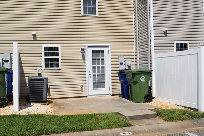 Building Photo - Spacious 2BR 2.5BA Townhome In Prime Location!